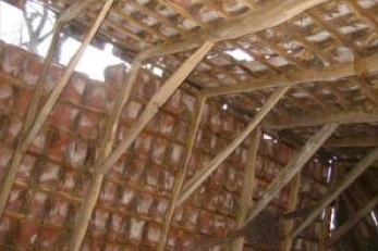 Het oude dak van de boerenschuur uit 1774 waarin het 't Brèukes in Enschede is gevestigd.