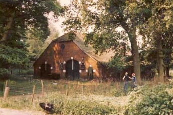 Op het erf van deze boerderij is de vergaderlocatie 't Brèukes Enschede gevestigd.